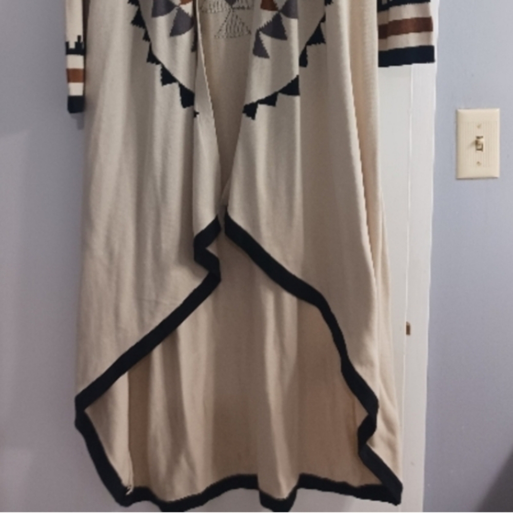 Minroe And Main Cream and Black Geometric Cardigan - Picture 4 of 4